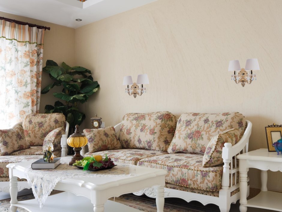 Настенные светильники над диваном