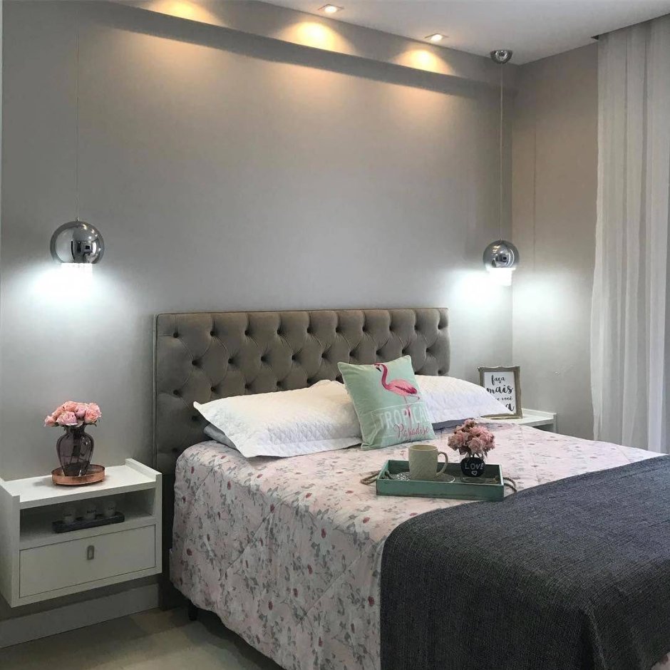 Светильники над диваном в гостиной