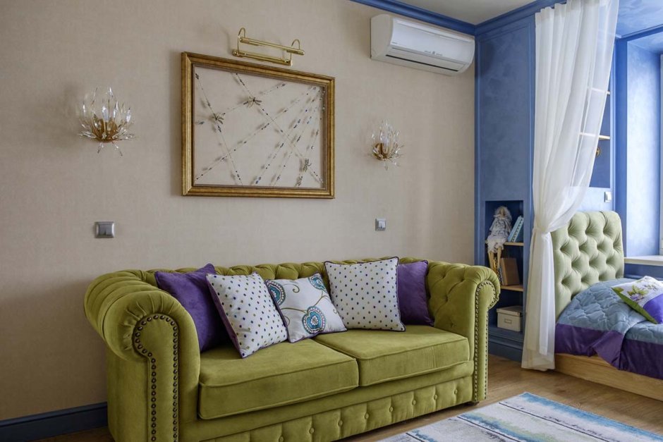 Розетки над диваном в гостиной