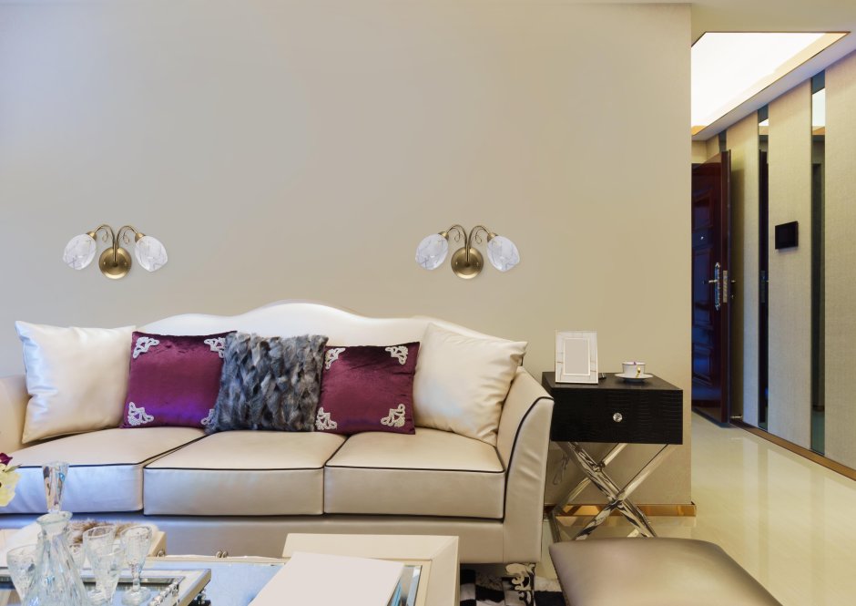 Споты над диваном в гостиной