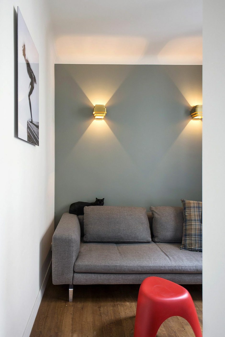 Высота бра над диваном в гостиной