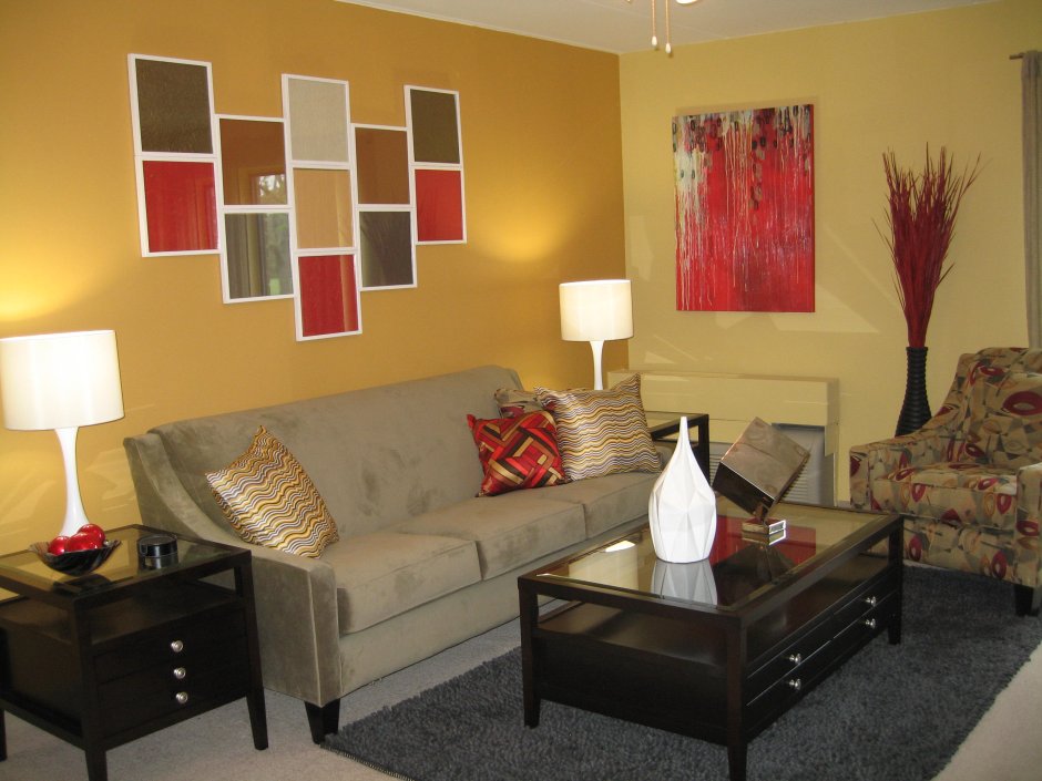 Настенные светильники над диваном