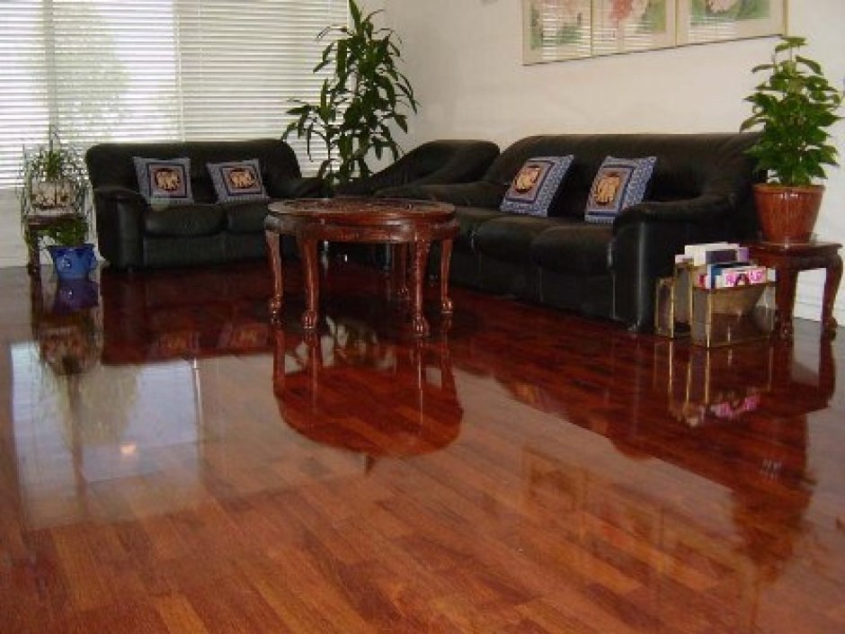 Коричневый пол в интерьере