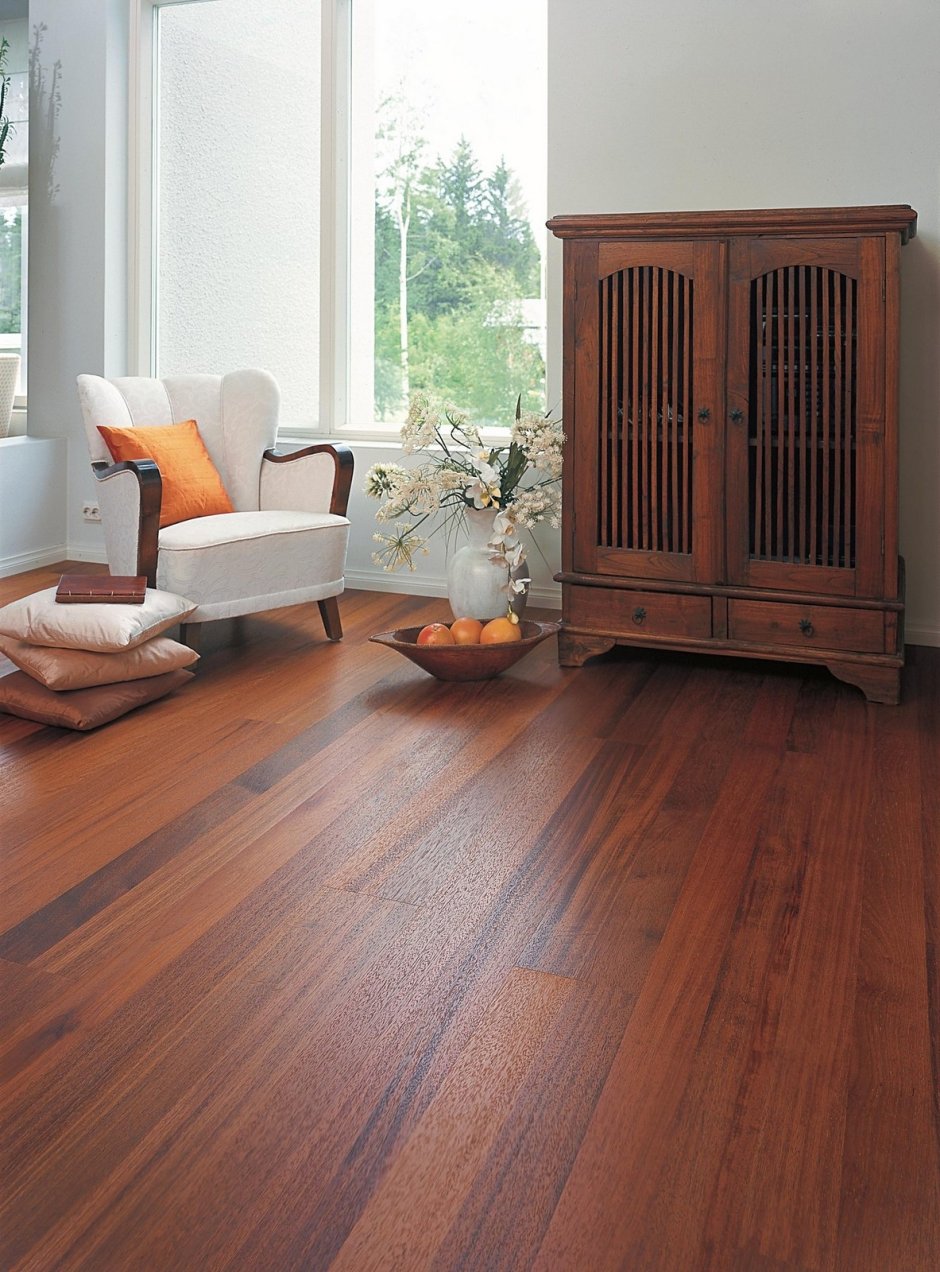 Интерьер с темной мебелью и светлыми стенами