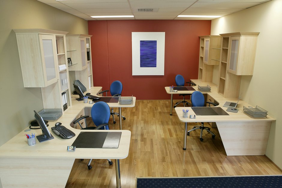 Маленький офис в гараже