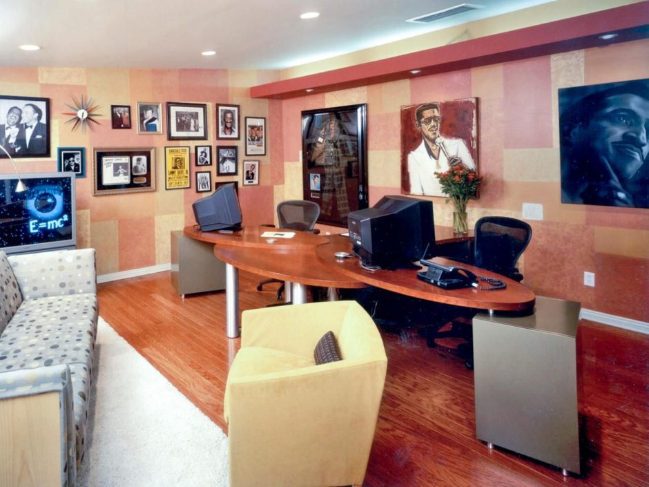 Маленький офис в гараже