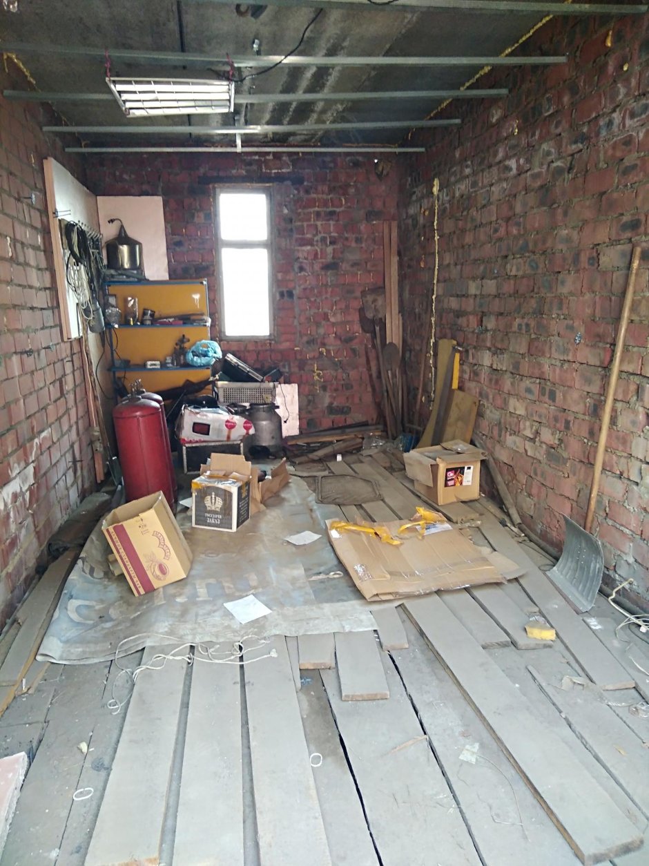 Кирпичный гараж изнутри