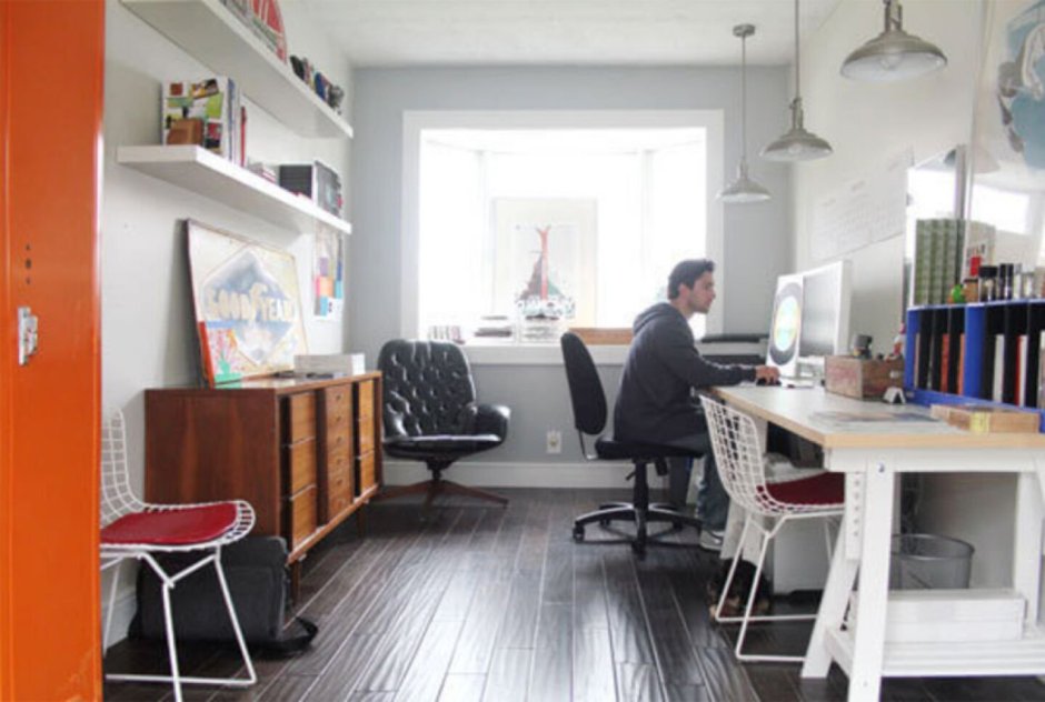 Маленький офис в гараже