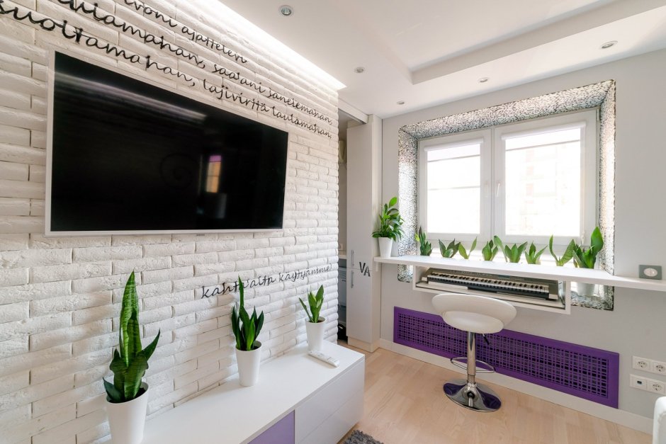 Декоративный кирпич возле окна