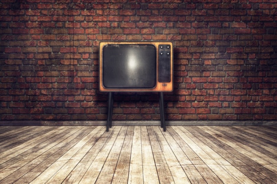 Телевизор в пустой комнате