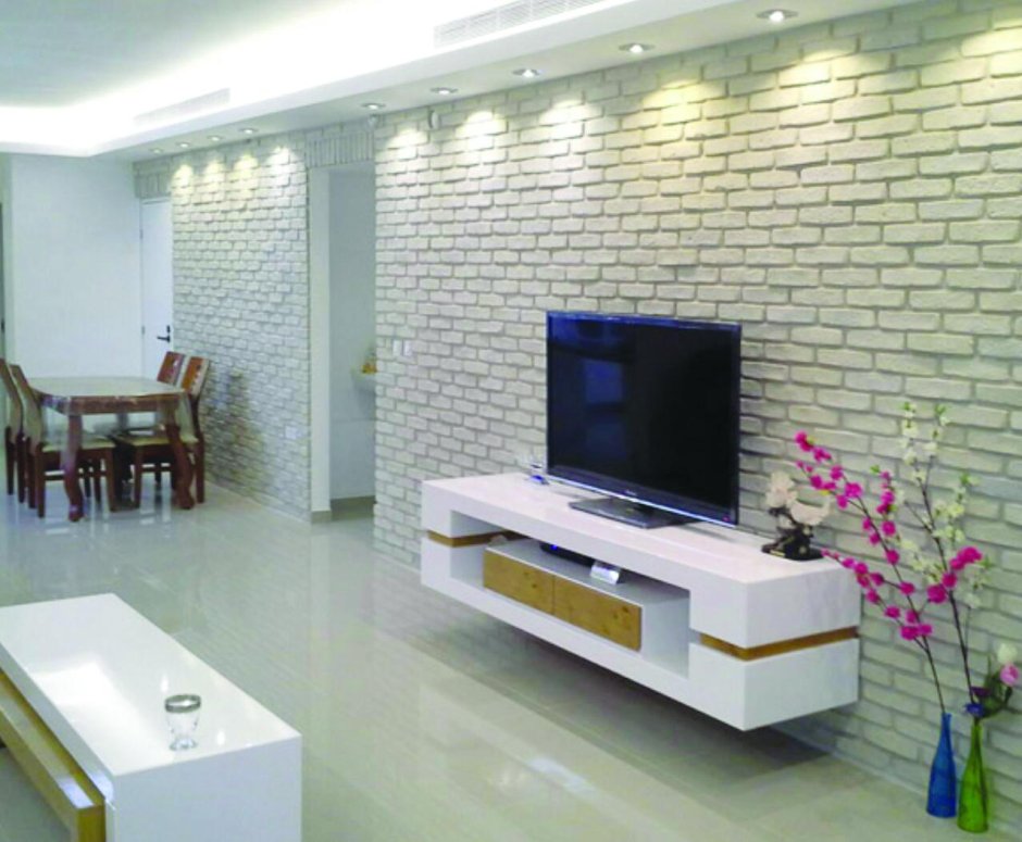 Телевизор на кирпичной стене