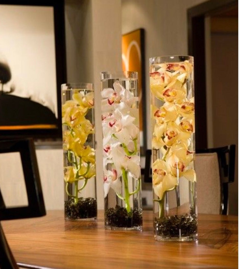 Высокие цветы в стеклянной вазе