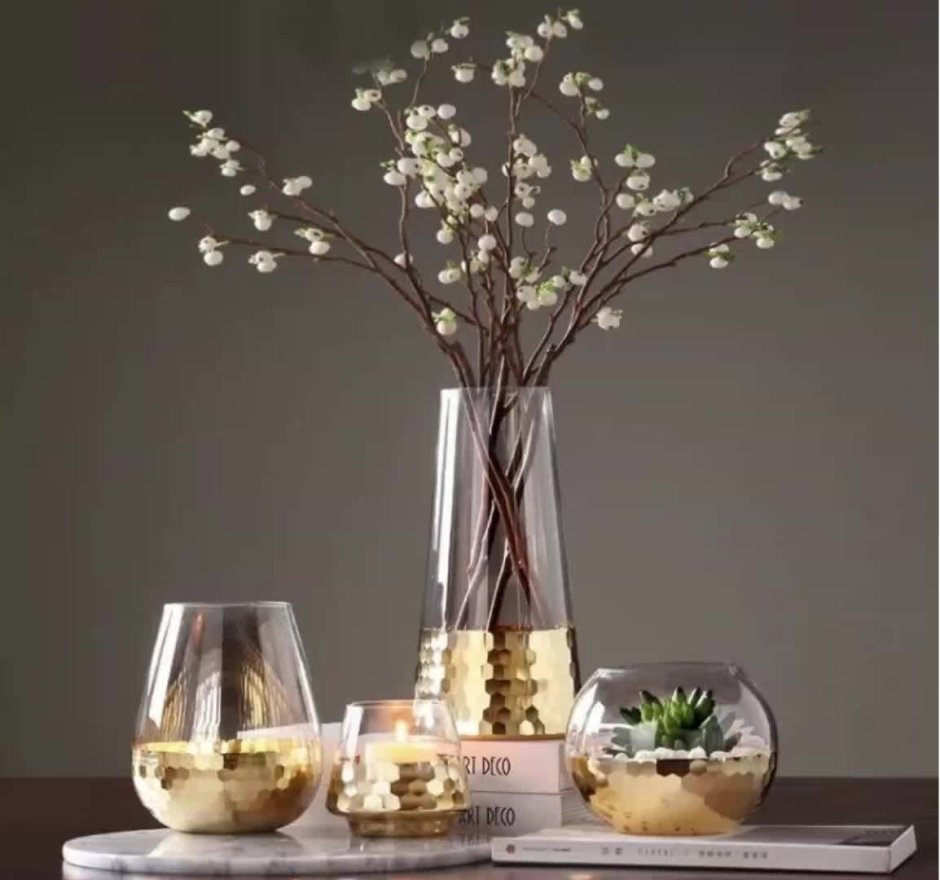 Декор в прозрачной вазе