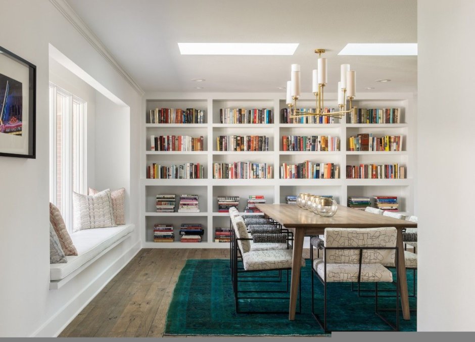 Интерьер кухни с книжными стеллажами