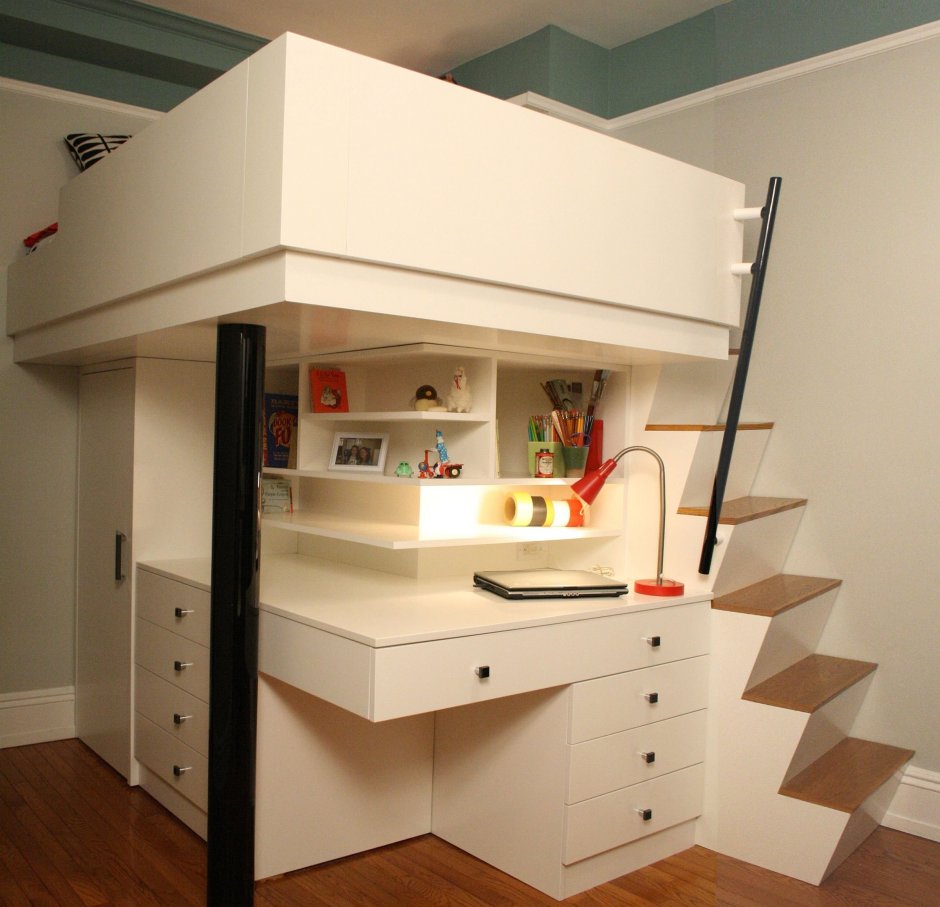 Кровать над рабочим местом