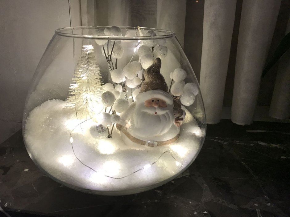 Новогодний декор в круглой вазе