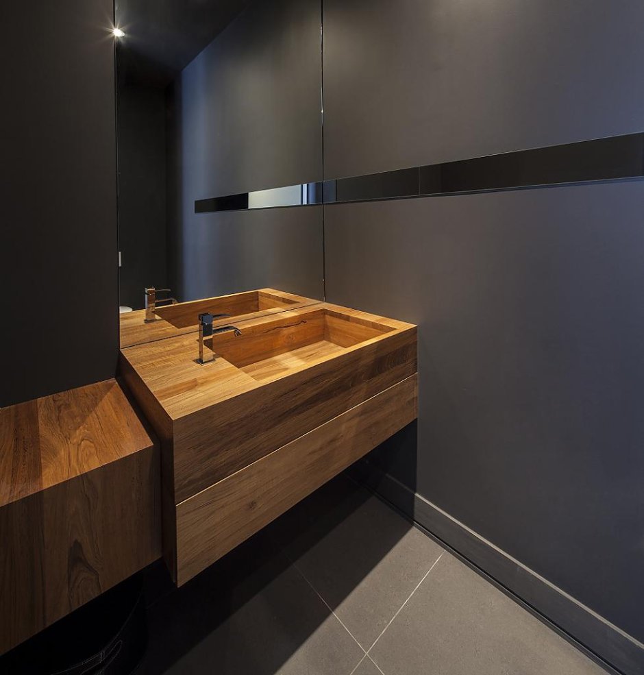 Ванная черная с деревом