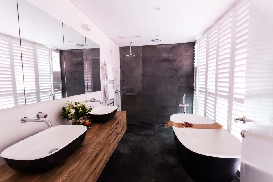 Черная ванная комната с деревом