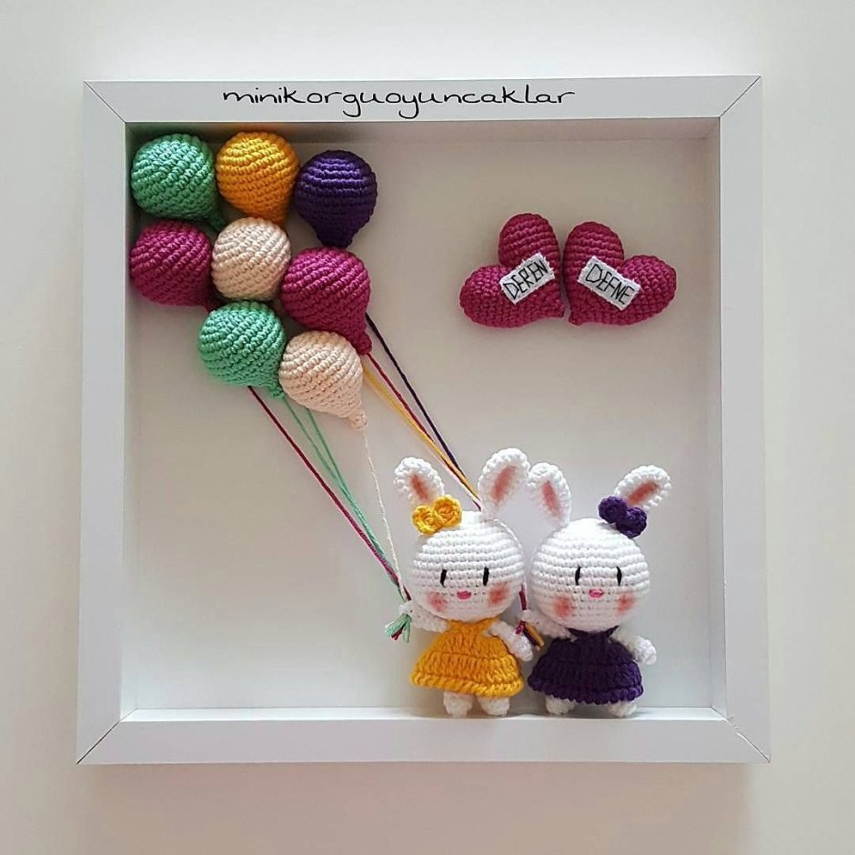 Панно с вязаной игрушкой