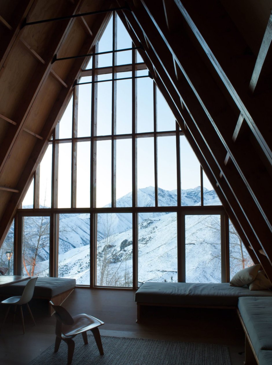 Дом с треугольными окнами