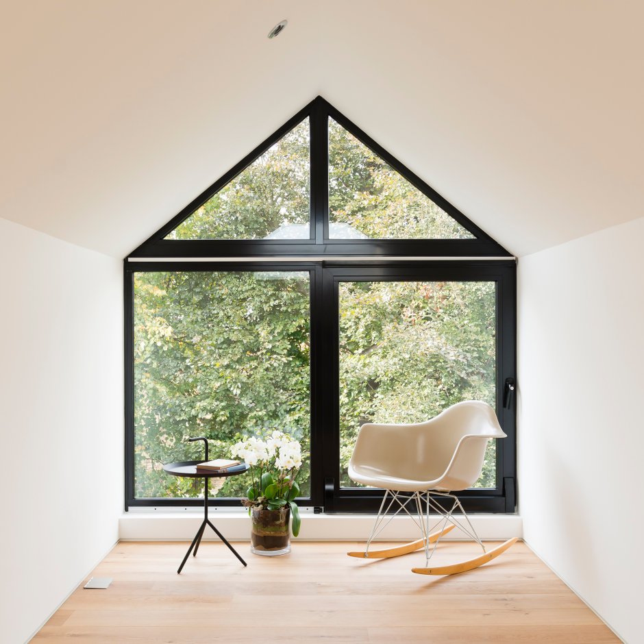 Треугольные деревянные окна