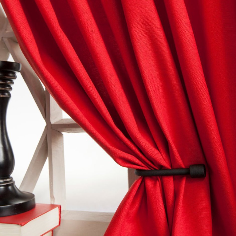 Красные шторы