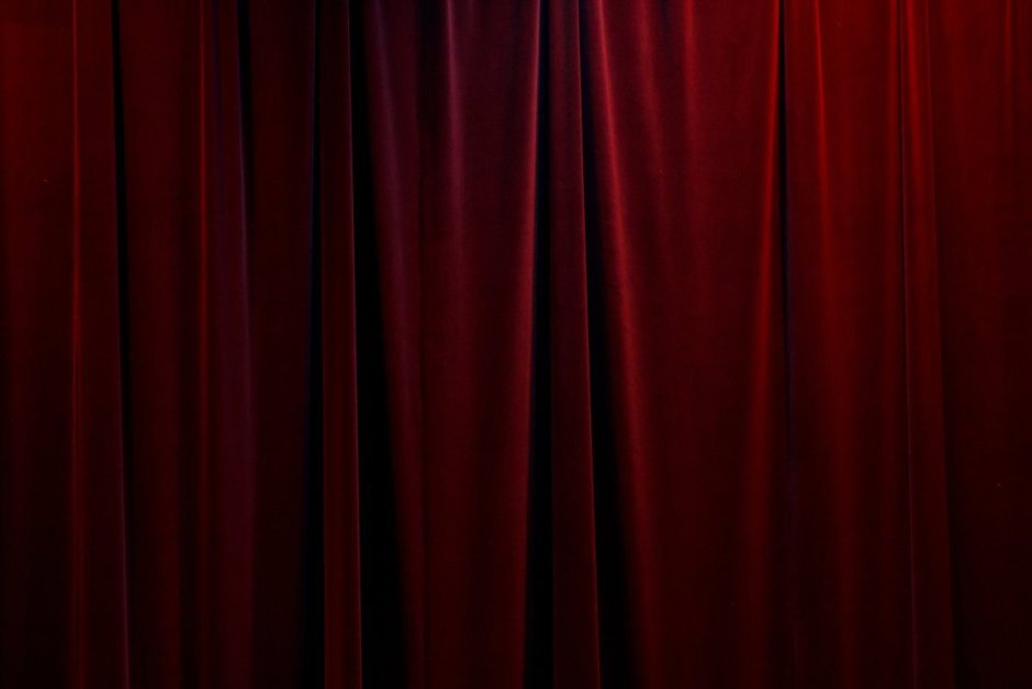 Занавес в театре темный