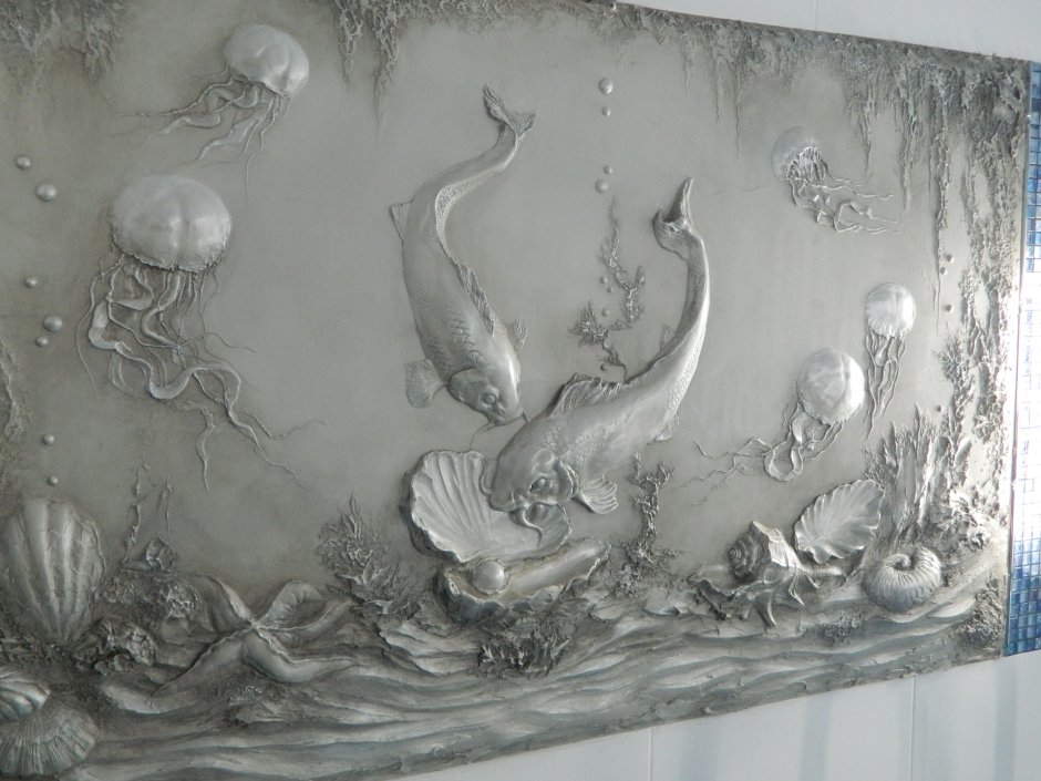 Лепнина рыбы на стенах