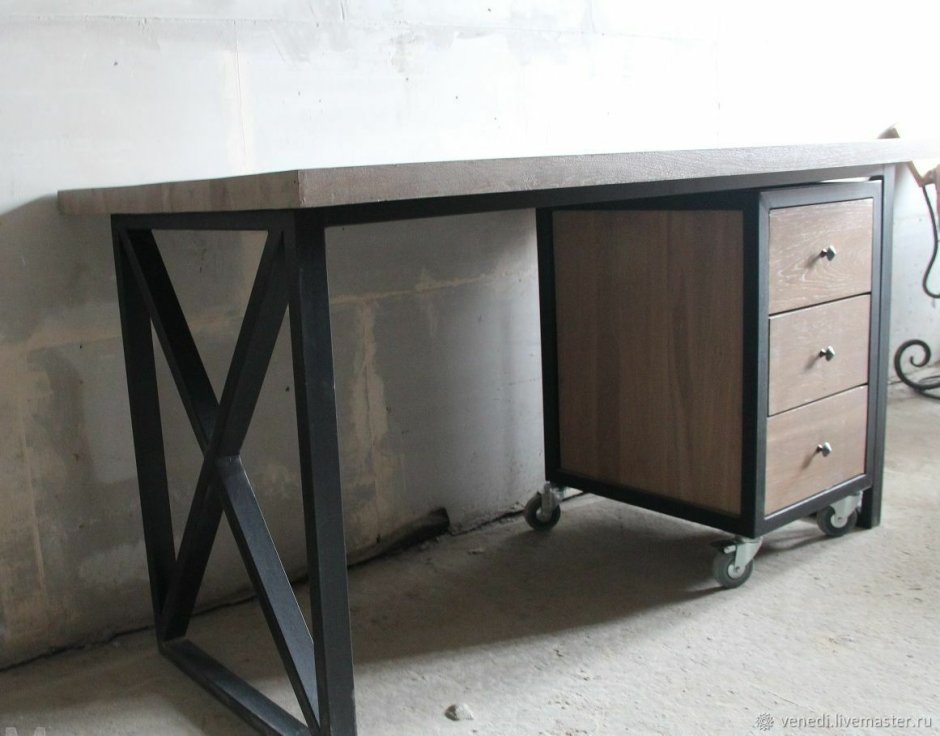 Письменный стол лофт вид сбоку