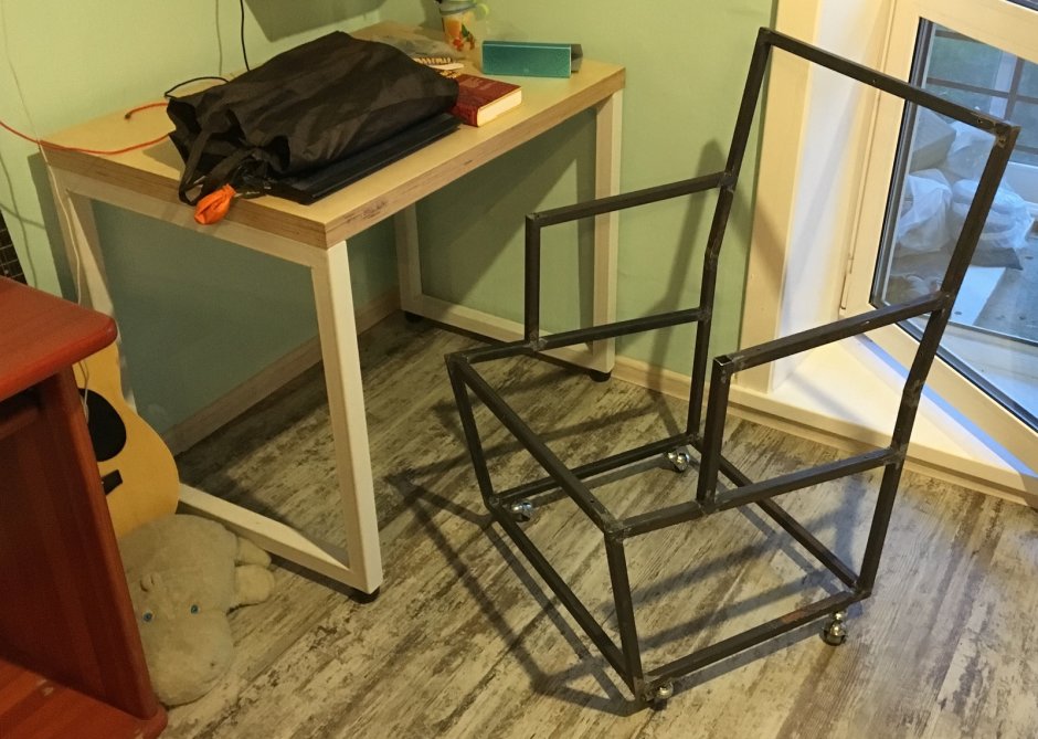 Компьютерный стол из фанеры и профильной трубы