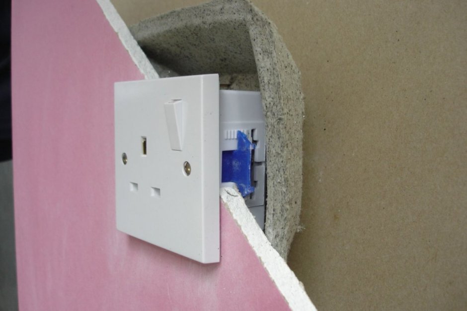 Монтаж розетки в гипсокартон