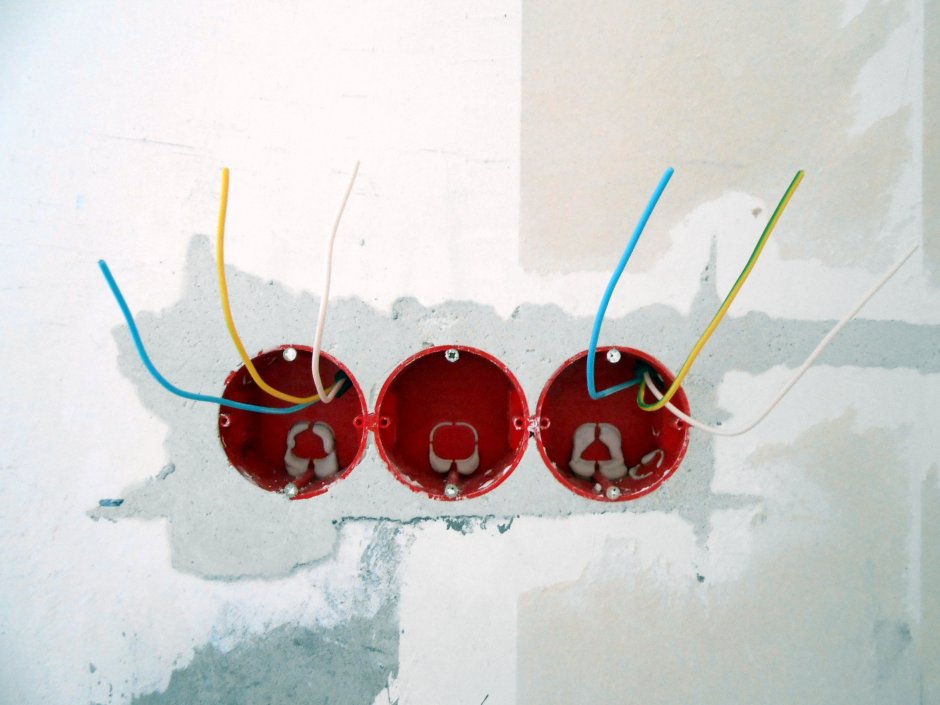 Подрозетник в стене