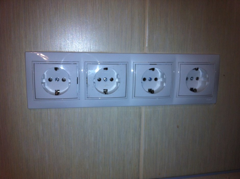 Четыре розетки в одном корпусе