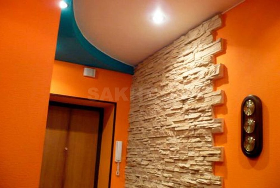 Декоративный камень на потолке