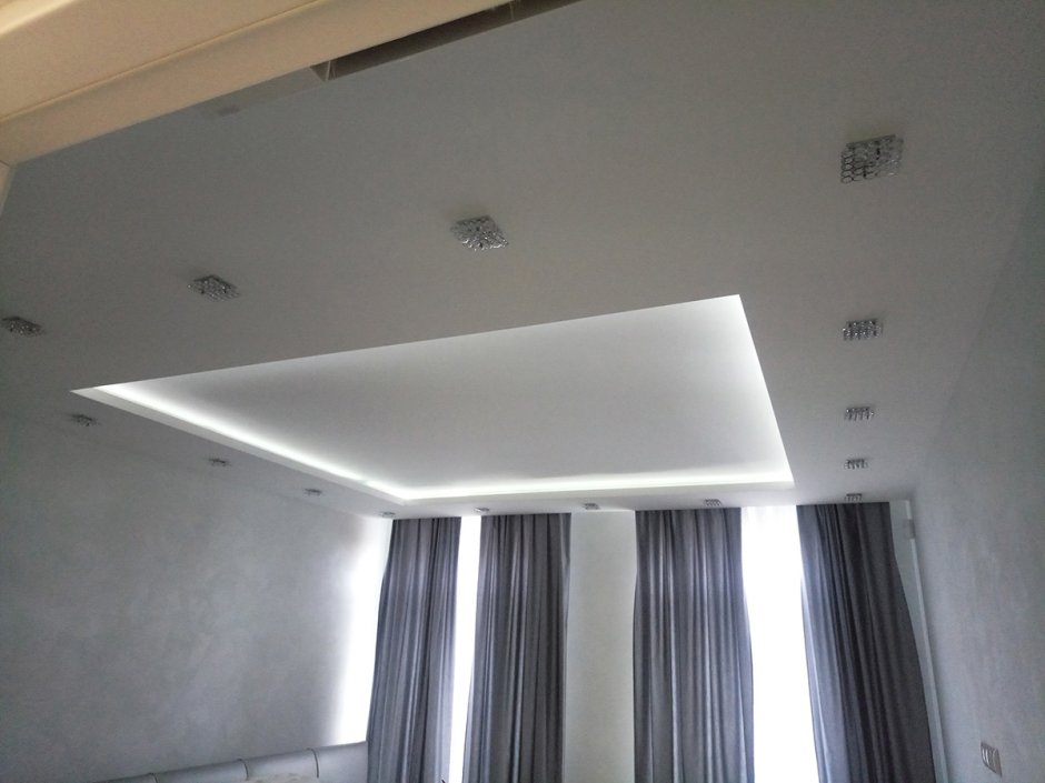 Потолок с нишей для подсветки