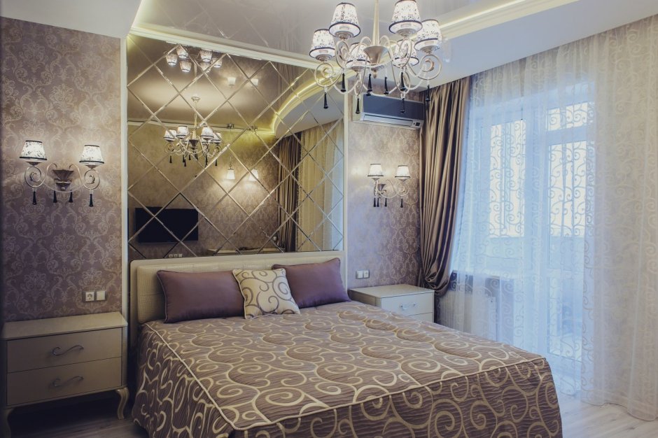 Зеркальное панно в спальне