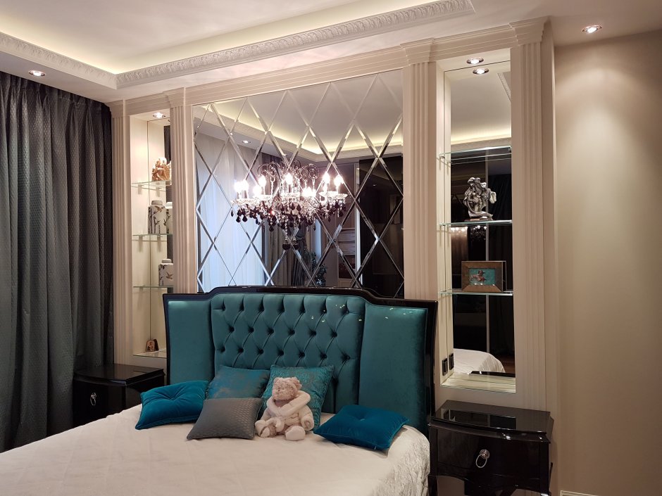 Зеркальное панно в интерьере спальни