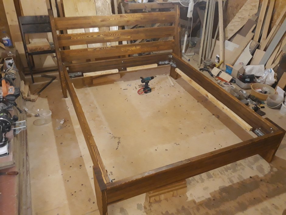 Двуспальная кровать из мебельного щита