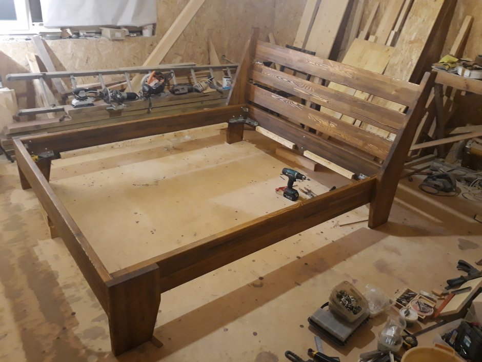 Двуспальная кровать из мебельного щита