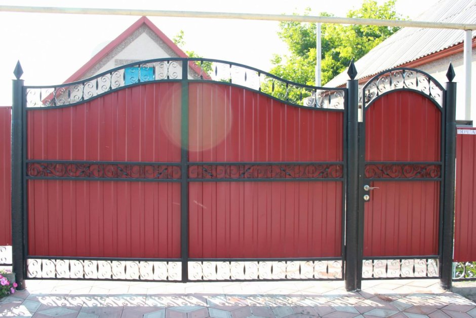 Ворота из профнастила с калиткой