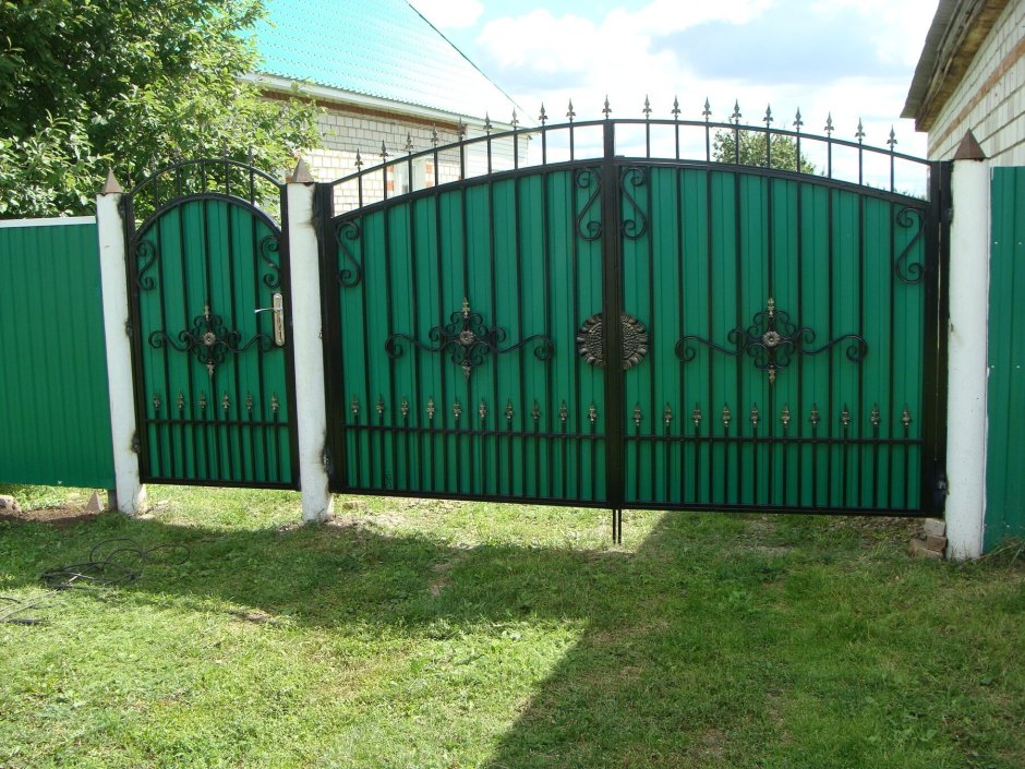Ворота из профнастила с калиткой