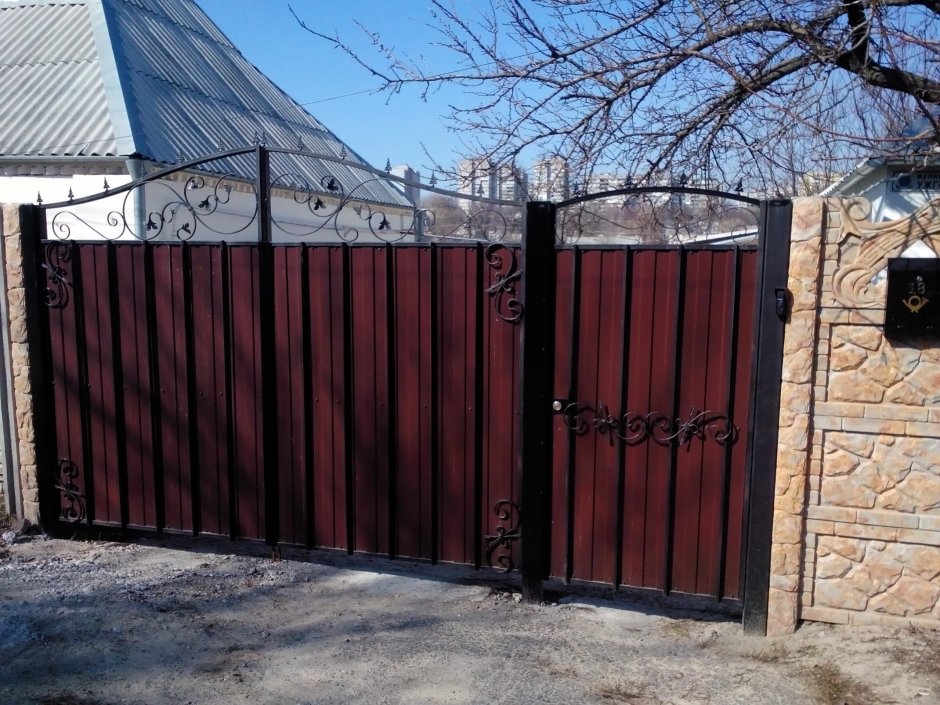 Ворота из профнастила с калиткой