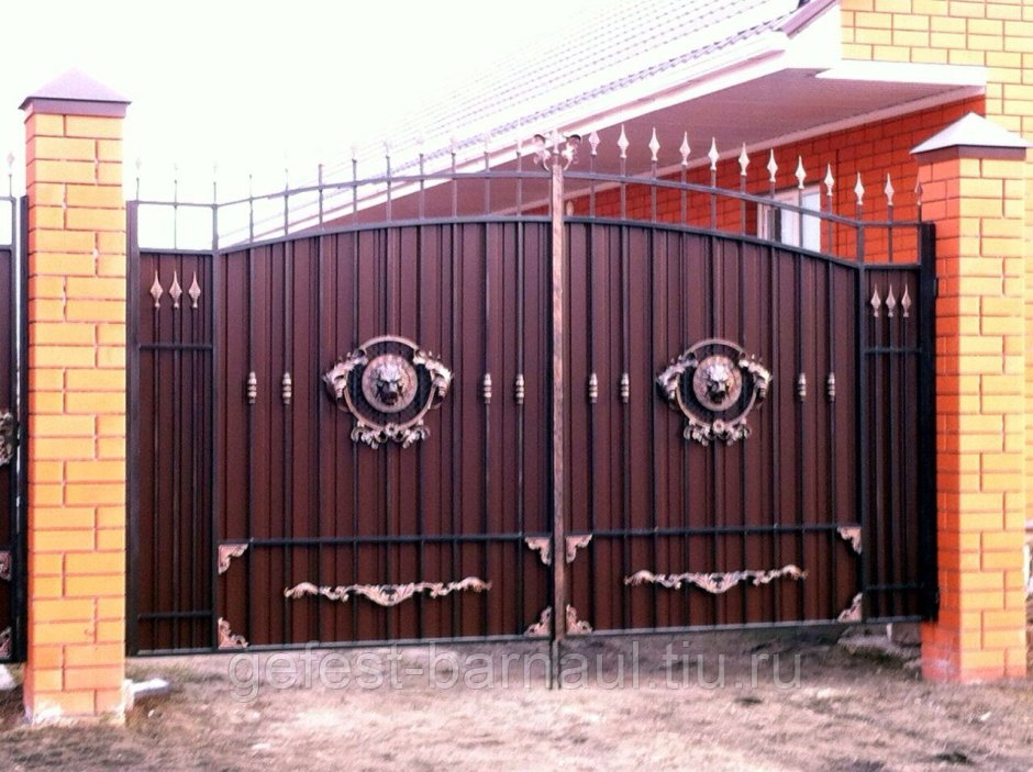 Ворота кованые с калиткой из профнастила
