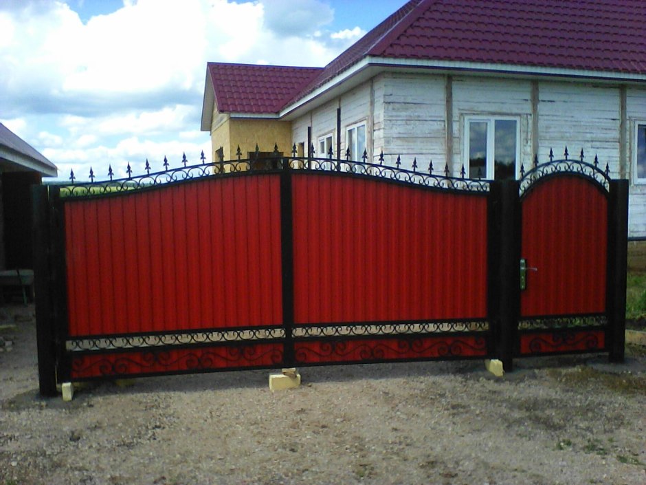 Красивый забор из профнастила с воротами