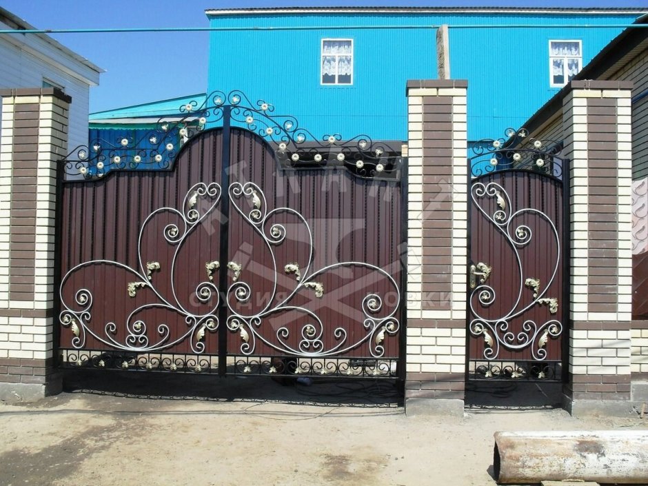 Кованые ворота из профнастила