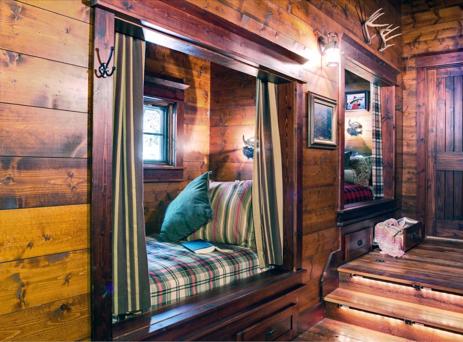 Маленький деревянный домик внутри