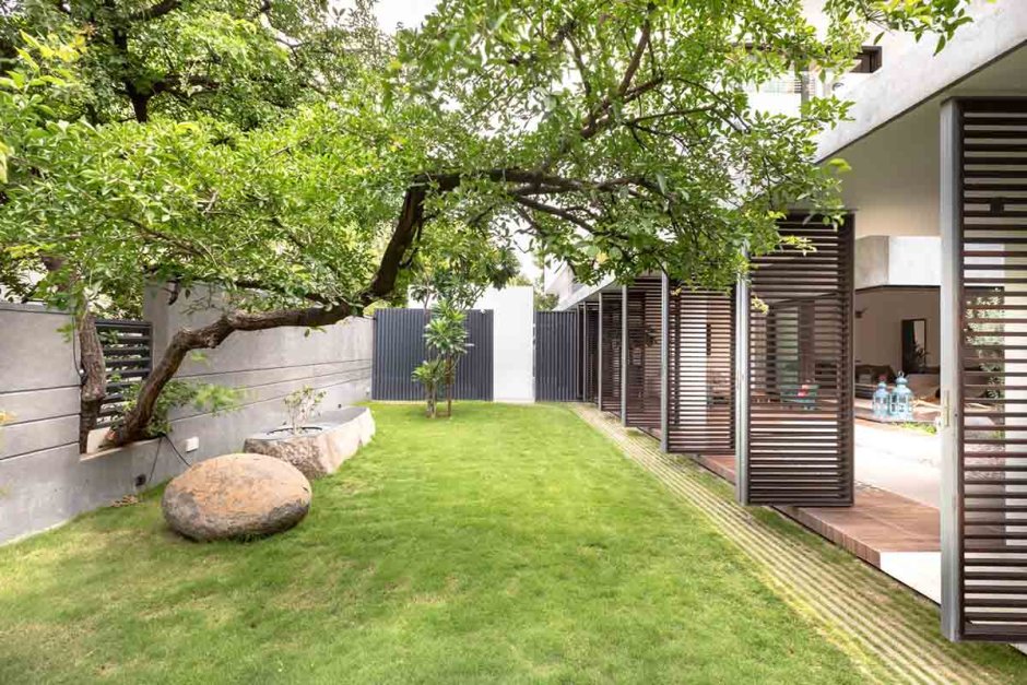 Двор в современном стиле