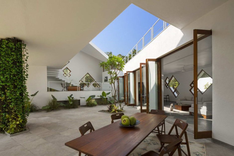 Атриум в частном доме с внутренним двориком