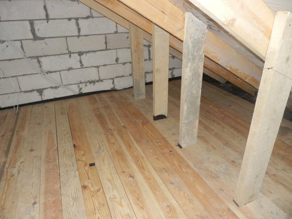 Деревянный пол на мансарде