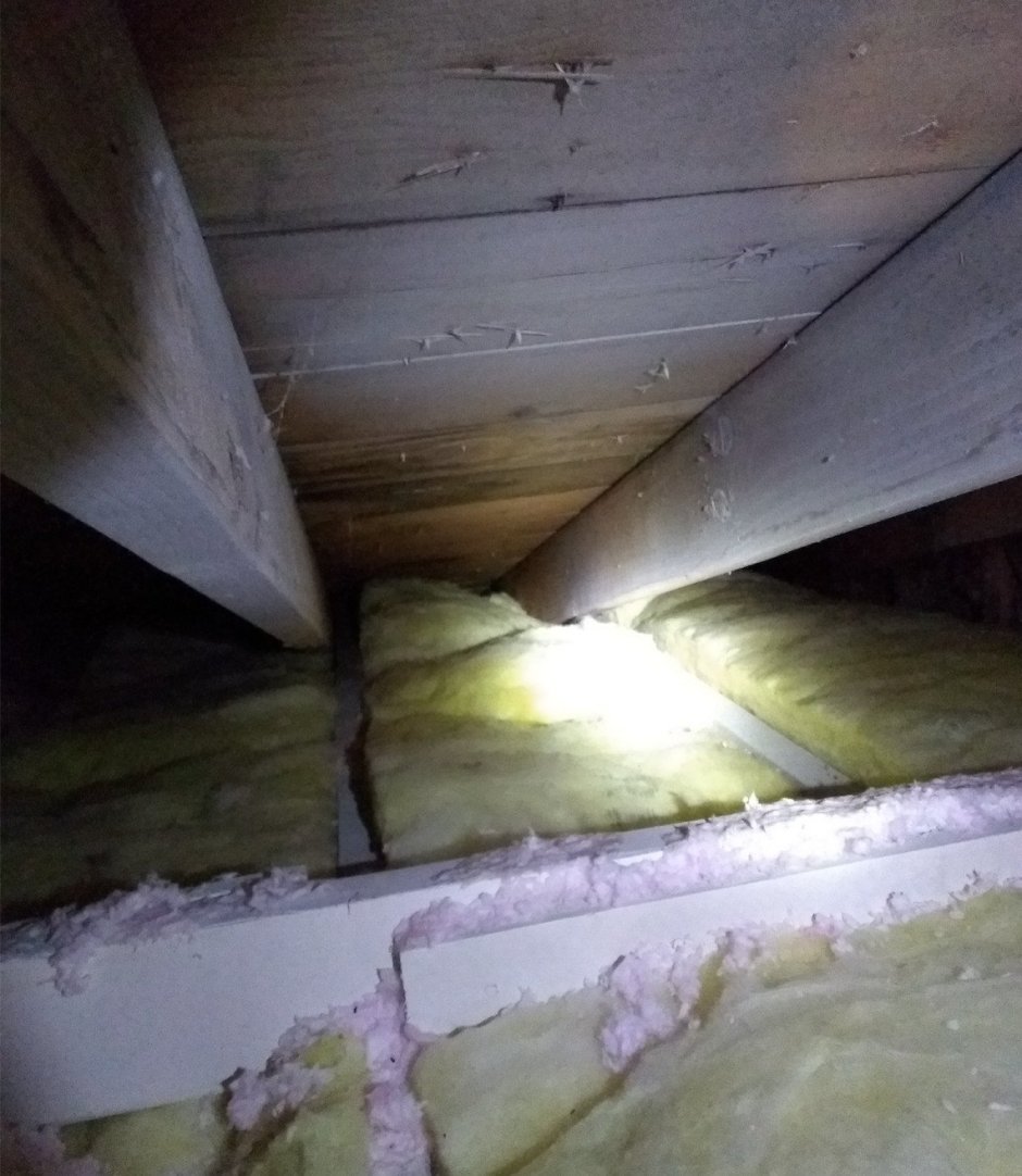 Вентиляционный короб на чердаке